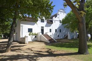 città del capo, Sud Africa, ottobre 28, 2022 - groot costantia vino tenuta storico edificio nel olandese architettonico stile, capo cittadina, Sud Africa foto