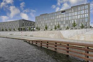 Berlino, Germania, 2021 - moderno ufficio edifici lungo il baldoria fiume, governo quartiere, giardino d'inverno, Berlino, Germania foto