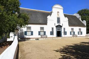 città del capo, Sud Africa, ottobre 28, 2022 - groot costantia vino tenuta storico edificio nel olandese architettonico stile, capo cittadina, Sud Africa foto