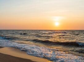 paesaggio orizzonte punto di vista panorama estate mare spiaggia nessuno vento onda freddo vacanza calma costiero tramonto cielo leggero arancia d'oro sera giorno tempo Guarda calma natura tropicale bellissimo oceano acqua viaggio foto