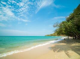 bellissimo paesaggio orizzonte estate panorama Guarda davanti Visualizza nessuno tropicale spiaggia bianca sabbia pulito cielo blu sfondo calma natura oceano onda acqua viaggio giorno a saikaew spiaggia Tailandia Chonburi foto