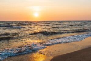 paesaggio orizzonte punto di vista panorama estate mare spiaggia nessuno vento onda freddo vacanza calma costiero tramonto cielo leggero arancia d'oro sera giorno tempo Guarda calma natura tropicale bellissimo oceano acqua viaggio foto