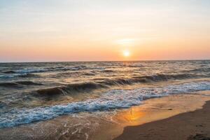 paesaggio orizzonte punto di vista panorama estate mare spiaggia nessuno vento onda freddo vacanza calma costiero tramonto cielo leggero arancia d'oro sera giorno tempo Guarda calma natura tropicale bellissimo oceano acqua viaggio foto