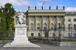 Berlino, Germania, 2021 - humboldt Università con Guglielmo von humboldt statua, sotto tana tiglio, Berlino, Germania foto