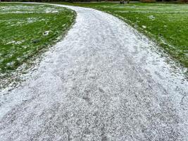 ghiacciato sentiero nel il paesaggio nel inverno foto