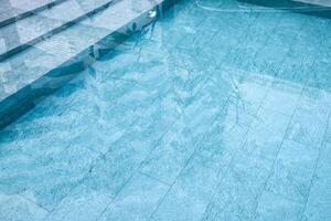 blu piastrelle struttura nel il nuoto piscina. foto