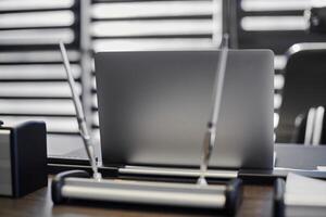 laptop nel posto di lavoro dell'ufficio. posto di lavoro aziendale per capo, capo o altri dipendenti. taccuino sul tavolo di lavoro. foto