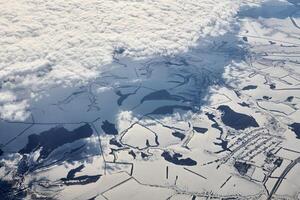 aereo Cloudscape Visualizza al di sopra di nuvole superiore per neve coperto fiumi, strade, città e campi, inverno aria foto