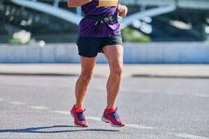 in esecuzione donna su strada foto