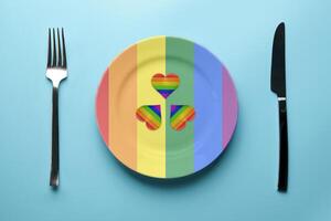 lgbt bandiera cuori nel piatto. romantico gay incontri nel bar o ristorante. incontro nuovo lgbt gli amici. foto