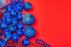 giocattoli di natale blu su sfondo rosso. ornamento del nuovo anno.