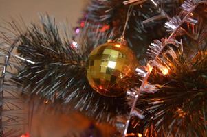 albero di natale con giocattoli e ghirlande luminose a casa e sullo sfondo dell'ufficio foto