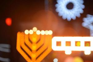 menorah di capodanno con illuminazione notturna una ghirlanda foto