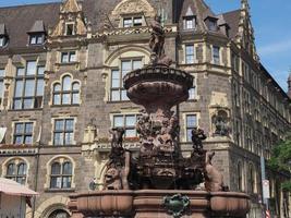 jubilaeumsbrunnen fontana del giubileo aka neptunbrunnen fontana di nettuno a wuppertal, germania foto