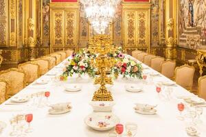 reale palazzo cenare camera. lusso elegante antico interno, Vintage ▾ stile. foto