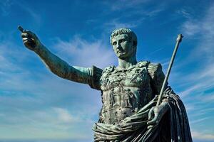 Giulio Cesare, antico statua nel Roma, Italia. concetto per comando, personale crescita, personale sviluppo foto