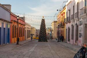 oaxaca città, panoramico vecchio città strade e colorato coloniale edifici nel storico città centro Natale albero foto