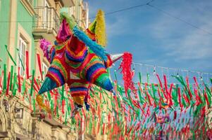 colorato messicano pinata Usato nel compleanni nel oaxaca strade foto