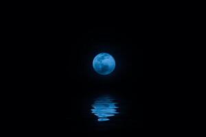 pieno Luna notte con acqua riflessione. foto