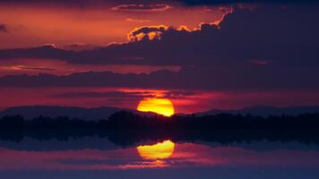 tramonto sul lago. foto