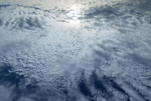 bianca di cirrocumulus nube nel blu cielo. foto