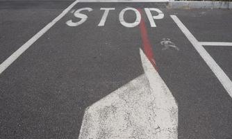 segnale di stop sulla strada foto