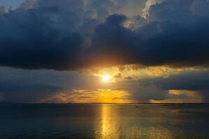 tramonto a il lago con buio nube. foto