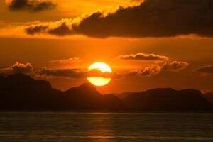 tramonto sul lago foto