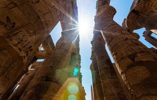 colonne antiche in un tempio di karnak a luxor foto