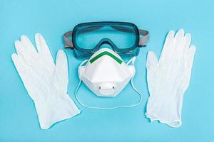 equipaggiamento di sicurezza. maschera di sicurezza, guanti protettivi e occhiali foto
