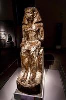 torino, italia, 3 giugno 2015 - statua del governatore wakha, figlio di neferhotep nel museo egizio di torino, italia. museo ospita una delle più grandi collezioni di antichità egizie più di 30.000 manufatti.