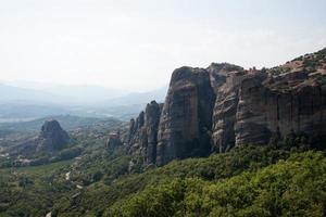 bellissimo paesaggio a kalambaka, con montagne di meteora e foreste. Grecia foto