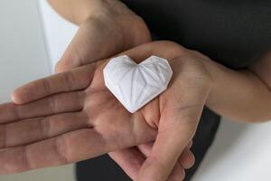 donna Tenere bianca 3d stampato cuore. ideale per diverso concetto, amore e Salute, gratitudine e beneficenza o tecnologia foto