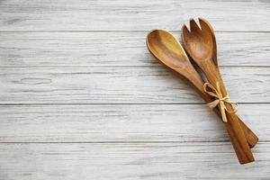 due cucchiai di insalata di legno foto