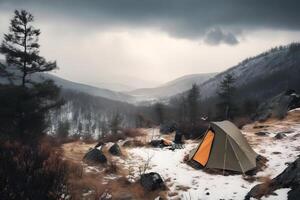 ai generato turista tenda campo a neve coperto nebbioso altopiani, neurale Rete generato immagine foto