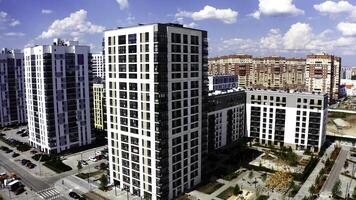 bellissimo nuovo quartiere.stockfootage.a luminosa paesaggio a partire dal un' fuco con nuovo grattacielo edifici e Il prossimo per loro il strade su quale macchine guidare e il blu cielo in testa. foto