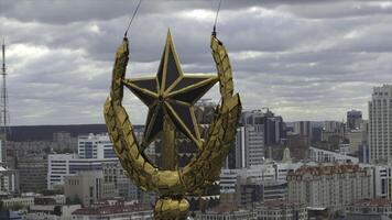 volo al di sopra di Mosca città centro con un' d'oro stella di stalin alto salire costruzione. azione filmato. architettura di sovietico unione volte. foto