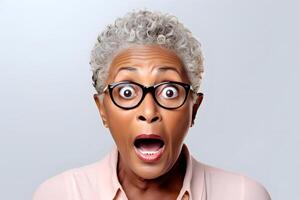 ai generato sorpreso anziano africano americano donna, testa e le spalle ritratto su bianca sfondo. neurale Rete generato Immagine foto