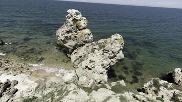 mare Visualizza collocato Il prossimo per il montagne.azione. fuco Visualizza di un' bellissimo paesaggio marino su grande rocce vicino il mare e alto colline. foto