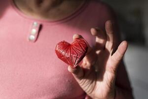 donna mani Tenere rosso 3d stampato cuore. ideale per diverso concetto, amore e Salute, gratitudine e beneficenza o tecnologia foto