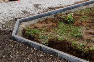 calcestruzzo giardino frontiere con cemento per demarcare percorsi, parcheggi, marciapiedi e aiuole foto