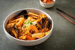 jjamppong - zuppa di noodle ai frutti di mare coreana foto