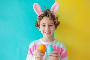 ai generato giovane ragazzo ragazzo Tenere colorato pastello Pasqua uova con generativo ai foto