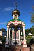 klin, Mosca, Russia - 30.07.2023. cappella di il reale portatori di passione nel demyanovo. pietra tettoia della cappella al di sopra di il mosaico icona di il reale portatori di passione su un' piccolo isola di demyanovsky stagno foto