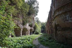 fiume, Ucraina - settembre 16, 2023 rovine di il tarakaniv forte o dubno forte nuovo castello. difesa architettonico monumento di il 19 secolo foto