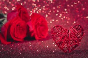 rose e cuore su sfondo bokeh scintillante rosso. San Valentino foto