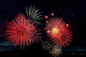 luminosa colorato fuochi d'artificio su nero sfondo. celebrazione e vacanze concetto. nuovo anno, indipendenza giorno, luglio 4 Festival. luminosa esplosioni di luci nel il cielo. foto