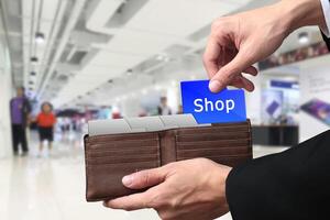 uomo d'affari mani traino i soldi shopping concetto su Marrone portafoglio. foto