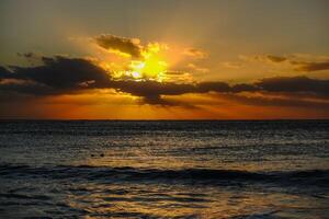 sorprendente splendente Alba con nuvole a il mare su vacanza foto