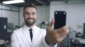 ai generativo casuale video blogger uomo è sorridente a il telecamera assunzione un' autoscatto foto
